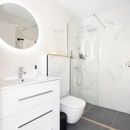 Home2book Cozy Pool & Terrace Apartment, 아파트 아로나