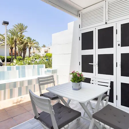 Home2book Cozy Pool & Terrace Apartment, 아파트 *